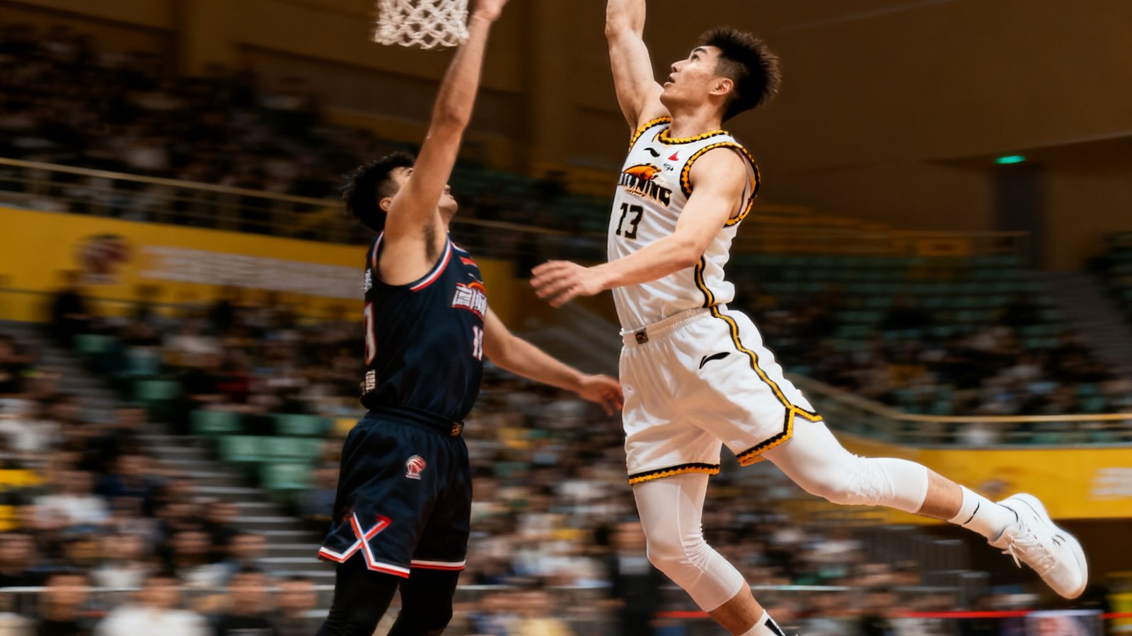 CBA辽宁队张镇麟隔扣防守球员，势大力沉的单手劈扣